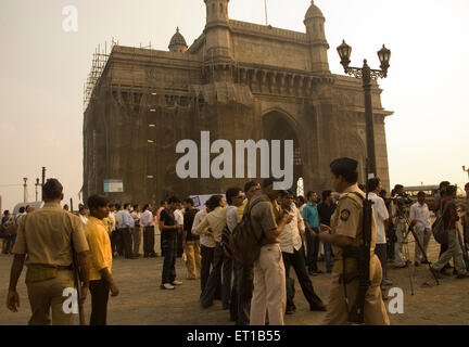 3rd December ; Two police men ordinary rifle ; Gateway of India protesting terror attacks on 26th November 2008 in Bombay Stock Photo