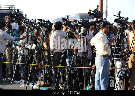 Media and TV crew outside the Oberoi Trident hotel ; after terrorist attack by Deccan Mujahedeen on 26 November 2008 in Bombay Stock Photo
