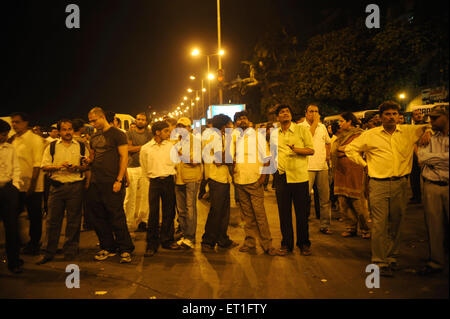 2008 Mumbai attacks, curious people outside Oberoi Hotel, Trident Hotel, Nariman Point, Marine Drive, Bombay, Mumbai, Maharashtra, India Stock Photo