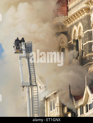 2008 Mumbai attacks, fire inside Taj Mahal Hotel, Gateway of India, Apollo Bunder, Colaba, Bombay, Mumbai, Maharashtra, India Stock Photo