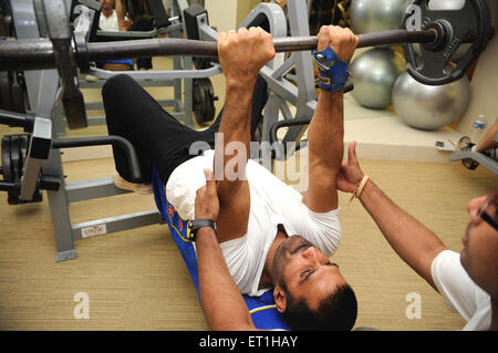 Suniel Shetty, Sunil Shetty, Indian actor, film producer, television personality, entrepreneur, exercise exercising in gym gymnasium, India Stock Photo