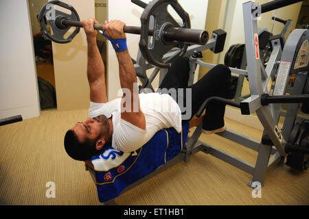 Suniel Shetty, Sunil Shetty, Indian actor, film producer, television personality, entrepreneur, exercise exercising in gym gymnasium, India Stock Photo