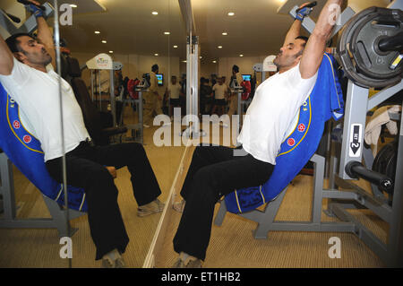 Suniel Shetty, Sunil Shetty, Indian actor, film producer, television personality, entrepreneur, exercise exercising in gym gymnasium, India Stock Photo