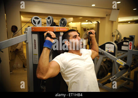 Suniel Shetty, Sunil Shetty, Indian actor, film producer, television personality, entrepreneur, exercise exercising in gym gymnasium, India Stock Photo