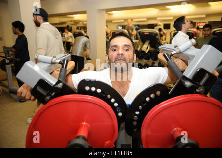 Suniel Shetty, Sunil Shetty, Indian actor, film producer, television personality, entrepreneur, exercise exercising in gym gymnasium, India Stock Photo