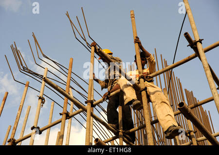 men working on scaffolding, Bombay, Mumbai, Maharashtra, India, Asia, Asian, Indian Stock Photo