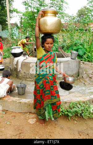 pregnant woman carrying water pots, Ho tribe, tribal people, Chakradharpur, West Singhbhum, Jharkhand, India, Asia Stock Photo