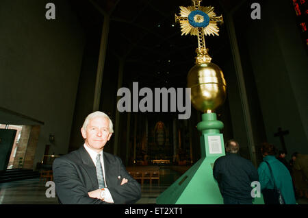 The Cross and Orb on show at Coventry Cathedral during service of reconciliation, Friday 12th February 1999. The 18ft gilded steel and copper cross constructed by Alan Smith - is to be formally presented to the people of Dresden. next year. Today's servic Stock Photo