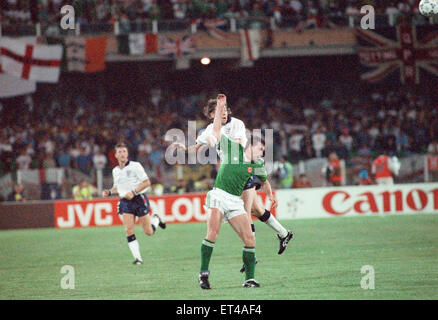 World Cup Group F match at the Stadio Sant'Elia in Cagliari, Italy. England 1 v Republic of Ireland 1. Kevin Sheedy battles for the aerial ball with Chris Waddle. 11th June 1990. Stock Photo