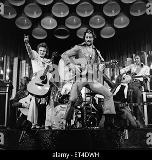 Leicester City footballer Frank Worthington dressed as Elvis Presley supported by the Grumbleweeds Group at the Bailey's Club in Leicester. 28th February 1975. Stock Photo