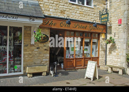 The Old Print Gallery, a shop in a precinct off the High Street in the Cotswolds village of Broadway Stock Photo