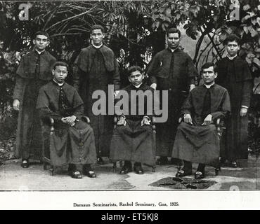 Damaun Seminarists ; Daman ; Rachol ; Goa ; India ; 1925 ; Indian ; Asia ; Asian ; old vintage 1900s picture Stock Photo