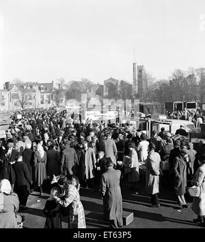 Busy scene showing shoppers and traders at Maidstone market in Kent. 28th November 1952. Stock Photo