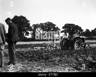 A farmer and his Fordson N9 tractor seen here competing in the annual Forest of Arden ploughing match. Warwickshire, Circa 1955 Stock Photo