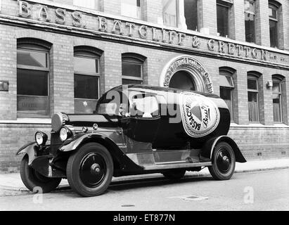 A Daimler TL30 Bass and Pale Ale bottle shaped lorry seen here outside the Bass Ratcliffe and Gretton brewery in Coventry, West Midlands (formerly Warwickshire) Circa June 1954 Stock Photo