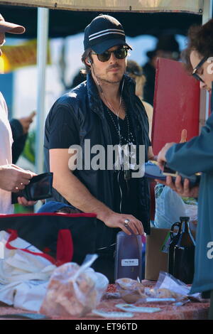 Ian Somerhalder shops for fresh produce at the Studio City Farmers Market.  Featuring: Ian Somerhalder Where: Studio City California, California, United States When: 04 Jan 2015 Credit: VALPO NNEWs/WENN.com Stock Photo