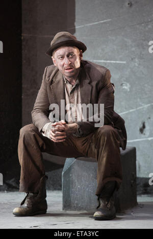Pictured: Richard Roxburgh as Estragon. Actors Richard Roxburgh and Hugo Weaving star in Samuel Beckett's 'Waiting for Godot' at the Barbican Theatre. Part of the International Beckett Season, this Sydney Theatre Company play is directed by Andrew Upton. With Luke Mullins as Luke, Philip Quast as Pozzo, Richard Roxburgh as Estragon and Hugo Weaving as Vladimir. Performances from 4 to 13 June 2015 at the Barbican Theatre. Stock Photo