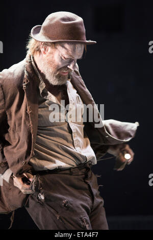 Pictured: Hugo Weaving as Vladimir. Actors Richard Roxburgh and Hugo Weaving star in Samuel Beckett's 'Waiting for Godot' at the Barbican Theatre. Part of the International Beckett Season, this Sydney Theatre Company play is directed by Andrew Upton. With Luke Mullins as Luke, Philip Quast as Pozzo, Richard Roxburgh as Estragon and Hugo Weaving as Vladimir. Performances from 4 to 13 June 2015 at the Barbican Theatre. Stock Photo