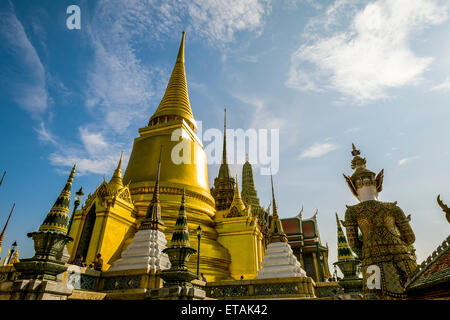 Asia. Thailand, Bangkok. Wat Phra Kaeo complex, King's palace. What Phra Si Rattana. Golden chedi. Housing Buddha's ashes. Stock Photo