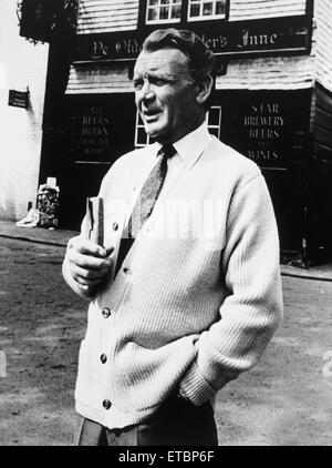 John Mills, on-set of the Film 'The Chalk Garden', 1964 Stock Photo