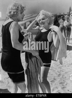 Tony Curtis, Marilyn Monroe, on-set of the Film 'Some Like it Hot', 1959 Stock Photo