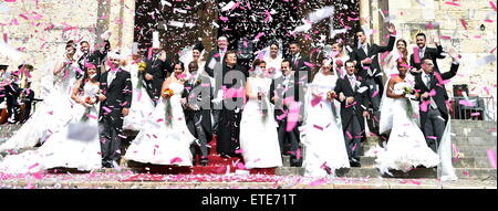 (150613) -- LISBON, June 13, 2015 (Xinhua) -- Newly-weds participate in a group wedding in Lisbon, Portugal, on June 12, 2015. A total of 11 couples married during a group wedding at Lisbon city cathedral Friday. (Xinhua/Zhang Liyun) (zhf) Stock Photo