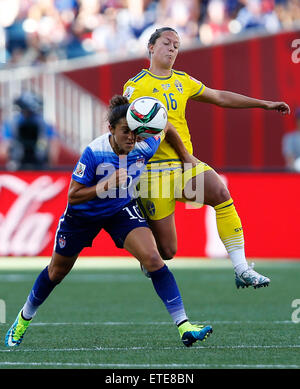 Winnipeg, Canada. 12th June, 2015. Julie Johnston (L) of the United States vies with Sofia Jakobsson of Sweden during their Group D match at Winnipeg Stadium in Winnipeg, Canada on June 12, 2015. ) Credit:  Xinhua/Alamy Live News Stock Photo