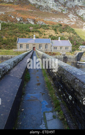 Bridge over the Elan River leading to one of two electricity generating stations. Below dam of Caban Coch reservoir, Rhayader, P Stock Photo
