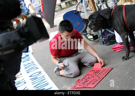 Bologna, Italy. 13th June, 2015. A womn write on poster during the protest of migrants against racism and exploitation - Freedom, not borders - on Saturday 13 Junel 2015, in Bologna. Credit:  Andrea Spinelli/Alamy Live News Stock Photo