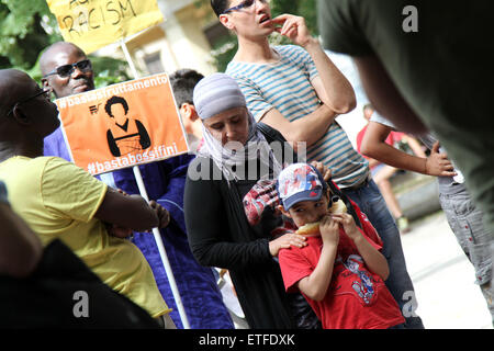Bologna, Italy. 13th June, 2015. A mother with daughter during the protest of migrants against racism and exploitation - Freedom, not borders - on Saturday 13 Junel 2015, in Bologna. Credit:  Andrea Spinelli/Alamy Live News Stock Photo