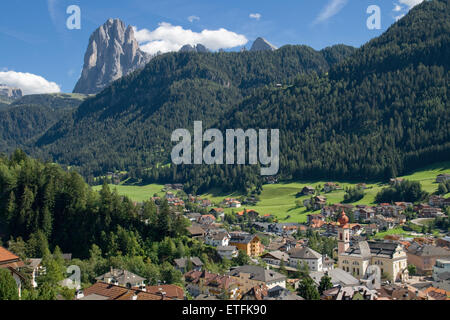 Overview on Ortisei (Sankt Ulrich) with the Sassolungo (Langkofel) in the background, Italy. Stock Photo