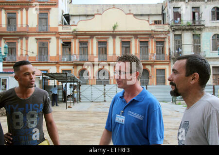 Michael Diegmann (C) speaks to some of his Cuban employees in Havana, Cuba, 03 June 2015. Diegmann is one of 400 people involved in the remodeling of El Capitolio, former parliamentary building and one of Havana's landmarks. The German entrepreneur has been operating with his company MD Projektmanagement in Cuba for almost two years. Photo: Isaac Risco/dpa Stock Photo