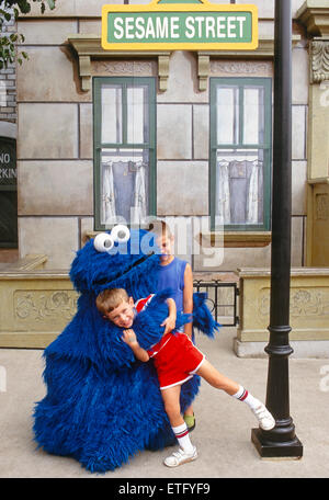 "COOKIE MONSTER" & CHILDREN AT SESAME PLACE; FAMILY ACTIVITY PARK; LANGHORNE, PENNSYLVANIA, USA Stock Photo