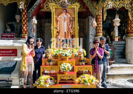 Asia. Thailand, Chiang Mai. Wat Doi Suthep. Fervent Thais being photographed in front of the effigy of King. Stock Photo