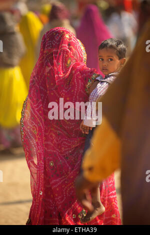 Rajasthani woman in colourful sari and child, Pushkar, Rajasthan, India Stock Photo