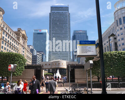 CANARY WHARF OFFICE WORKERS TOWERS Busy daytime Cabot Square HSBC CITI Bank Canary Wharf London E14 Stock Photo