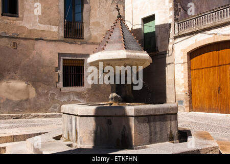 Gothic fountain. Castello d'Empuries Stock Photo - Alamy