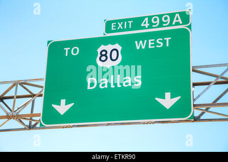 Road sign with the direction to Dallas, Texas Stock Photo