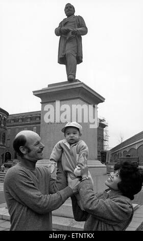 Charles Bolckow and wife Gliceria, hold up little Henry junior, in front of his great, great, great, grandfather.  Henry Bolckow, co founder of the Teesside steel industry and the first MP and Mayor of Middlesbrough. Pictured at his statue, Exchange Square, Middlesbrough. 14th December 1988. The family are in Middlesbrough to revisit their roots. Stock Photo