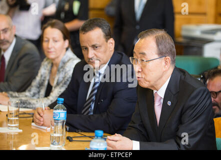 (150615) -- GENEVA, June 15, 2015 (Xinhua) -- UN Secretary-General Ban Ki-moon (1st R) meets representatives of the Yemeni government in Geneva, Switzerland, on June 15, 2015. UN Secretary-General Ban Ki-moon warned on Monday after holding meetings with representatives of the Yemeni government and the Group of 16 plus that 'in Yemen's case, the ticking clock is not a time-piece, it's a time-bomb.' (Xinhua/Xu Jinquan) Stock Photo