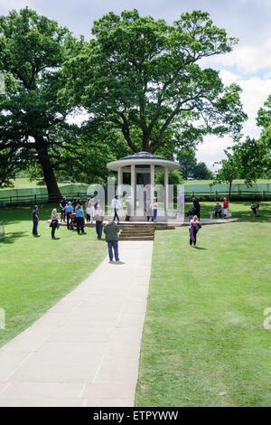 Egham, Surrey, UK. 15th June, 2015. Visitors to the Magna Carta memorial on the 800th anniversary of the signing of the Magna Carta, 15th June, 2015 Stock Photo