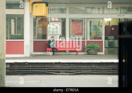middlesbrough-railway-station-13th-october-1994-ticket-counter
