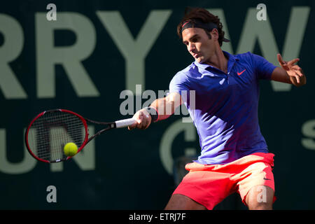 Switzerland's Roger Federer in action against Germany's Philipp Kohlschreiber during their first round match of the ATP tournament in Halle/Westfalen, Germany, 15 June 2015. Photo: MAJA HITIJ/dpa Stock Photo