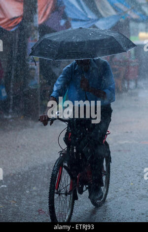 Dhaka, Bangladesh. 15th June, 2015. A man riding bicycle during heavy rain in Dhaka. Credit:  zakir hossain chowdhury zakir/Alamy Live News Stock Photo