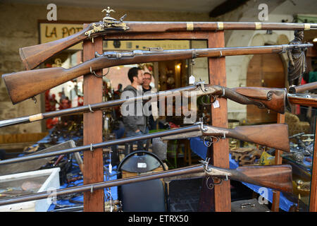 Second hand antique rifle rifles gun guns for sale at market in France Stock Photo