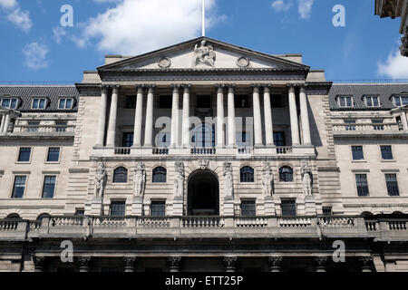 People walk past the bank of England Stock Photo