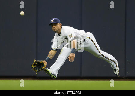 Milwaukee, Wisconsin, USA. 15th June, 2015. Milwaukee Brewers center fielder Gerardo Parra #28 dives for a fly ball during the Major League Baseball game between the Milwaukee Brewers and the Kansas City Royals at Miller Park in Milwaukee, WI. John Fisher/CSM/Alamy Live News Stock Photo