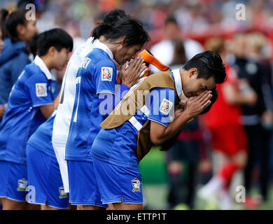 Winnipeg, Canada. 15th June, 2015. Players of Thailand greet supporters after the Group B match against Germany at the 2015 FIFA Women's World Cup in Winnipeg, Canada, June 15, 2015. Thailand lost 0-4. Credit:  Wang Lili/Xinhua/Alamy Live News Stock Photo