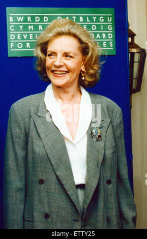 Lauren Bacall, Hollywood Legend aged 66, paying her first visit to Wales, 24th May 1991. Miss Bacall is in Wales as part of the Hay on Wye Festival of Literature. Pictured at news press conference to launch the Rural wales Artists Portfolio at the Llangoedmor Hotel near Brecon. Stock Photo