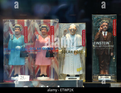 Berlin, Germany. 09th June, 2015. Waving solar figures from the Queen (l-r), the Pope, and Albert Einstein on sale for 25 Euros in a shop window in Berlin, Germany, 09 June 2015. Photo: Jens Kalaene/dpa/Alamy Live News Stock Photo